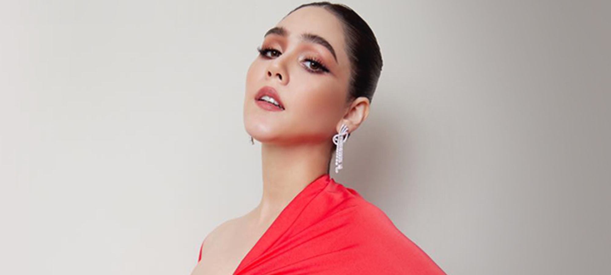 ชมพู่ อารยา ใช้รองพื้น มาสคาร่า ลิปสติกอะไร