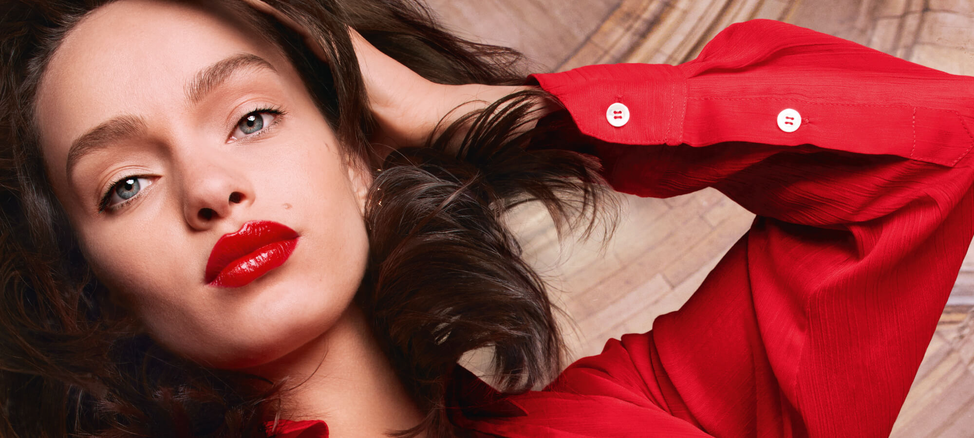 ลิปปากฉ่ำวาวสัมผัสบางเบา สบายปาก มอบความชุ่มชื้น ให้ริมฝีปากรู้สึกเอิบอิ่ม